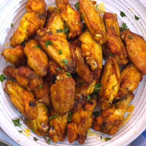 a close look to chicken wings in a plate