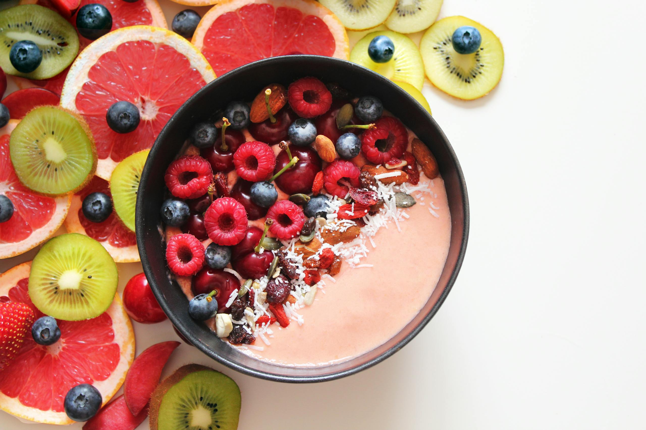 Colorful smoothie bowl with berries and tropical fruits, perfect for a healthy breakfast.