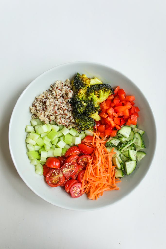 Colorful vegetable salad with quinoa, ideal for a healthy, high in dietary fiber diet.