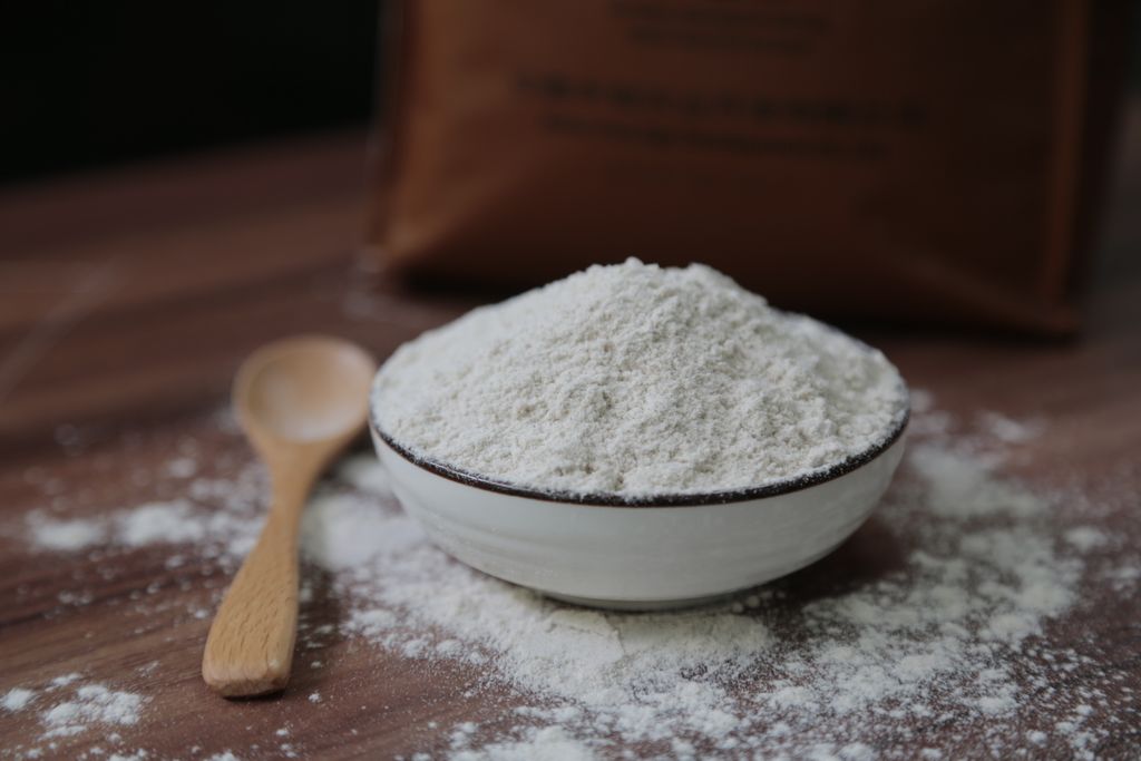 Flour in a ceramic bowl on a wooden surface, in terms of gluten-free diet and metabolic health